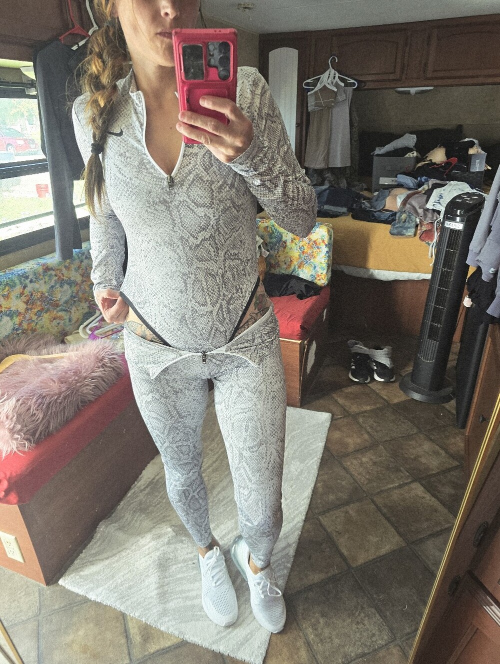 Nike Women’s White Snake-Print Leggings and Long-Sleeve Zip Top Set - Picture 14 of 15